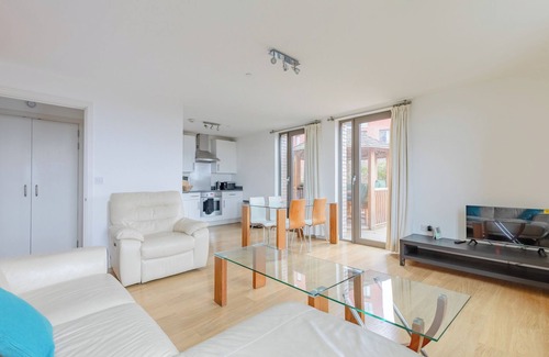 St. Pancras and Somers Town Apartment | Stylish 2BD Flat w Balcony, Heart of King's Cross
