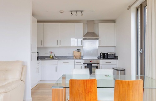 St. Pancras and Somers Town Apartment | Stylish 2BD Flat w Balcony, Heart of King's Cross