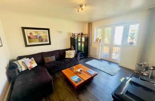 Copers Cope Apartment | Stylish 2BD Flat with Parking Beckenham