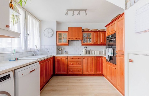 Larkhall Apartment | Stylish 2BD Home with Private Garden, Nine Elms