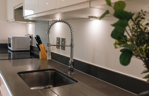 Somers Town Apartment | Stylish 2BDR w/Free Parking & Balcony near Wembley