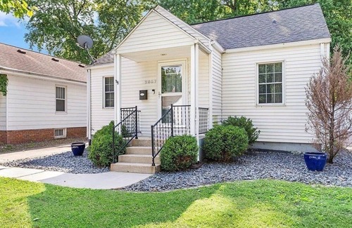 Springfield House | Stylish 2BR/2BA Retreat - Comfort & Convenience in Springfield