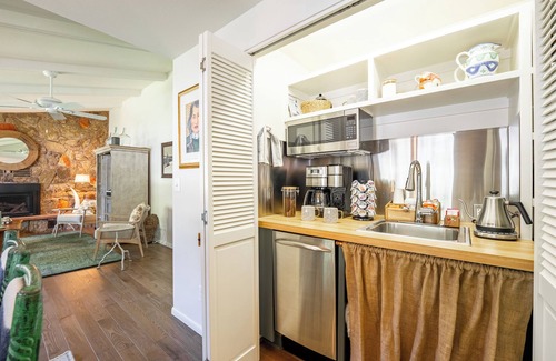 Red Lodge House | Stylish 2BR/2BA Retreat – Pet-Friendly, Patio, Workspace. Wifi.