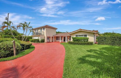 Lauderdale-by-the-Sea House | Stylish 2br 3ba with Heated Pool plus Beach Walkable