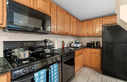 Old City Apartment | Stylish 2BR | 4 Beds | Old City Retreat Spot