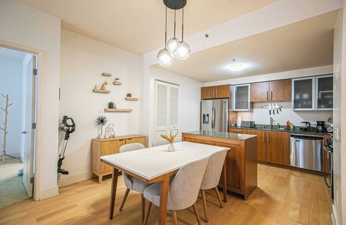 Rincon Hill Apartment | Stylish 2BR Apartment in Downtown Lansing｜Workspace Included｜Pet-Friendly #41904