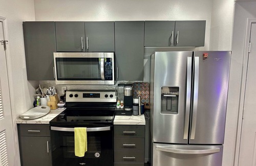 Little Italy Apartment | Stylish 2BR Apartment in Little Italy