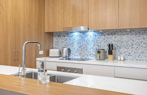 Kangaroo Point Apartment | Stylish 2BR by The Gabba | Sleeps 6 + BBQ