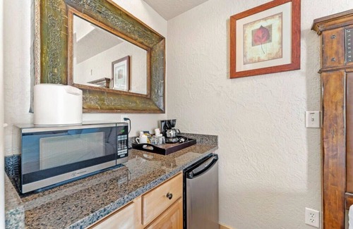 Park City Condo | Stylish 2BR Canyon Village Condo