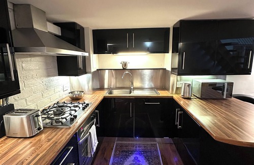 Bonnington Apartment | Stylish 2BR Central Edinburgh - Walk to Attraction