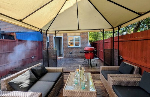 West Thurrock House | 🏡 Stylish 2BR En-Suite Home | 25min Fast Train to London |Lakeside | BBQ + Shed