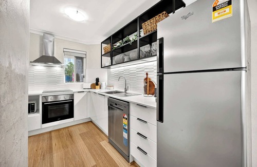 Fremantle Apartment | Stylish 2BR Fremantle Apartment with Pool Access