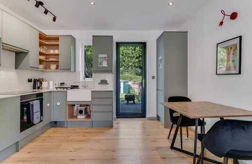 Norwood Green House | Stylish 2BR Garden Home | FREE Parking | Sleeps 7