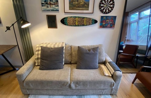 Norwood Green House | Stylish 2BR Garden Home | FREE Parking | Sleeps 7