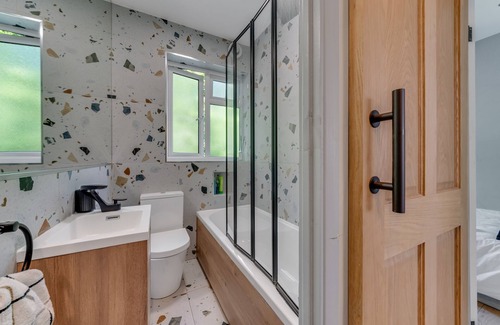 Norwood Green House | Stylish 2BR Garden Home | FREE Parking | Sleeps 7