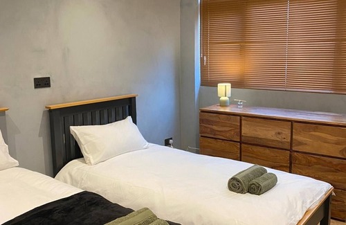 Norwood Green House | Stylish 2BR Garden Home | FREE Parking | Sleeps 7