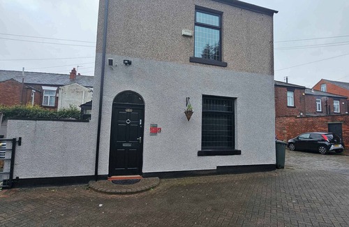 Rochdale House | Stylish 2BR Stay in Rochdale
