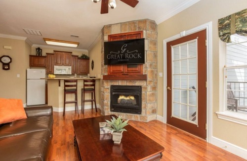 Branson Hotel | Stylish 2BR Hideaway at Great Rock Resort