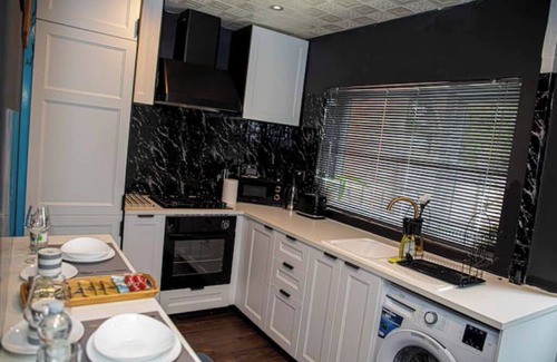Droylsden House | Stylish 2BR Home in Manchester near Etihad Stadium with WiFi and free parking.