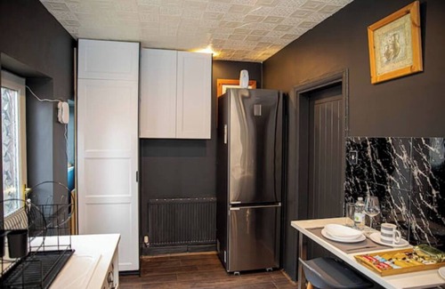 Droylsden House | Stylish 2BR Home in Manchester near Etihad Stadium with WiFi and free parking.