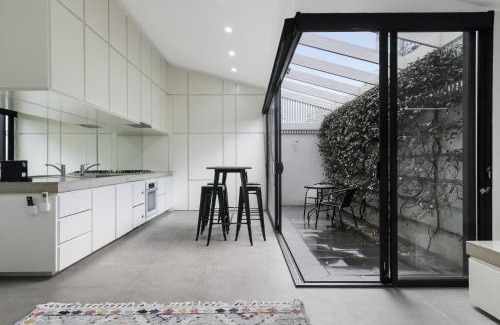 South Melbourne House | Stylish 2BR House Walk to Parks & Cafès
