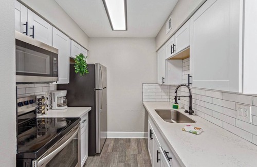 Tempe Apartment | Stylish 2BR in Tempe—5 mins to ASU, Mill Ave & Town Lake! Sleeps 4 with king & queen beds, vaulted ceilings, luxe bath, and access to gym, playground & more.