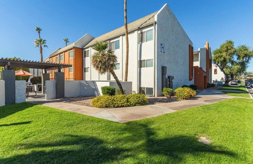Tempe Apartment | Stylish 2BR in Tempe—5 mins to ASU, Mill Ave & Town Lake! Sleeps 4 with king & queen beds, vaulted ceilings, luxe bath, and access to gym, playground & more.