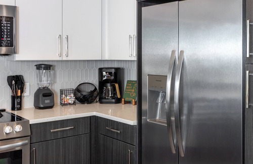 West End Apartment | Stylish 2BR Nashville Retreat – Near Shops, Dining, and Live Music