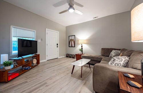 Near Eastside House | Stylish 2BR | Near Downtown | Parking | Balcony