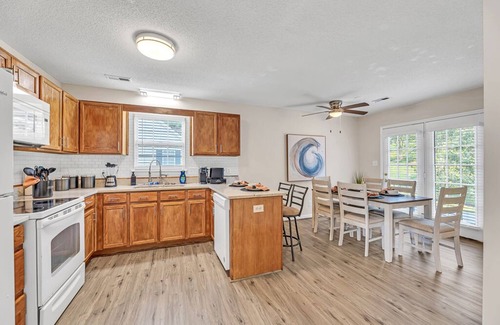 Winston - Salem House | Stylish 2BR Near Hospital King Bed Fast WiFi