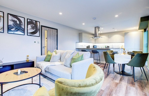 Cann Hall Apartment | Stylish 2BR Penthouse | London Views & Privacy