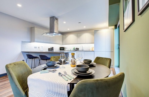 Cann Hall Apartment | Stylish 2BR Penthouse | London Views & Privacy