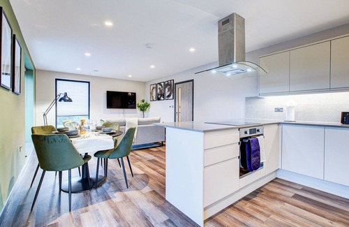 Cann Hall Apartment | Stylish 2BR Penthouse | London Views & Privacy