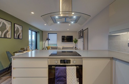Cann Hall Apartment | Stylish 2BR Penthouse | London Views & Privacy