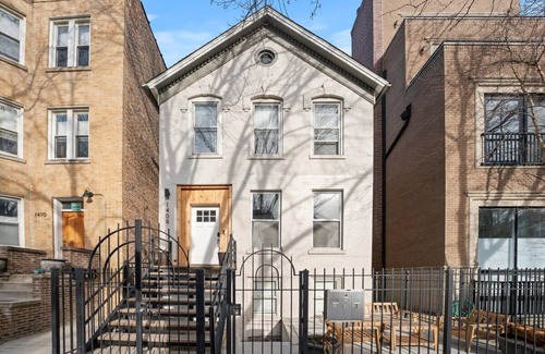West Town Apartment | Stylish 2BR Retreat in the Heart of Chicago