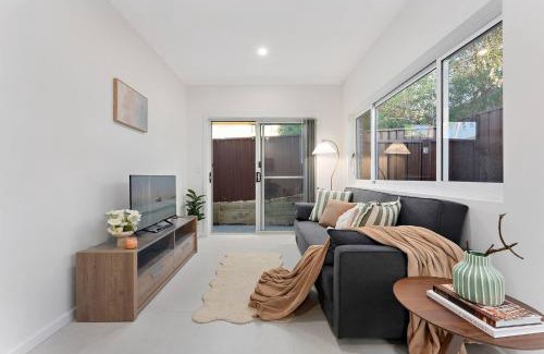 Hurstville House | Stylish 2BR Retreat | Walk to Dining & Transport