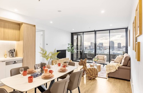 South Brisbane Apartment | Stylish 2BR Unit w/Pool & Gym in South Brisbane