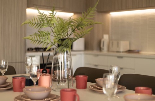 South Brisbane Apartment | Stylish 2BR Unit w/Pool & Gym in South Brisbane