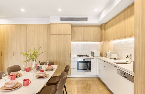 South Brisbane Apartment | Stylish 2BR Unit w/Pool & Gym in South Brisbane