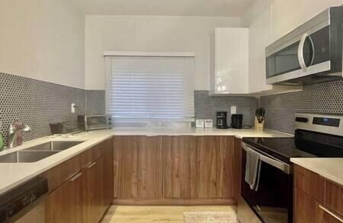 Kitchener House | Stylish 3-bdrm suite w free Parking