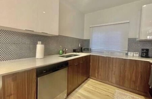 Kitchener House | Stylish 3-bdrm suite w free Parking