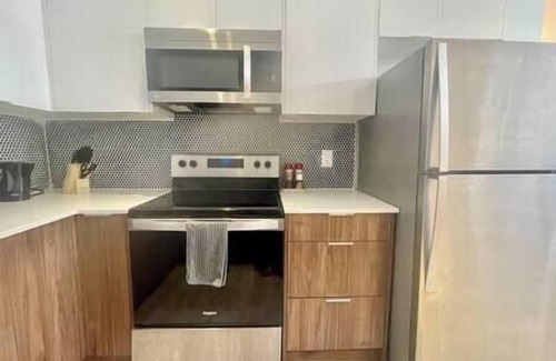 Kitchener House | Stylish 3-bdrm suite w free Parking