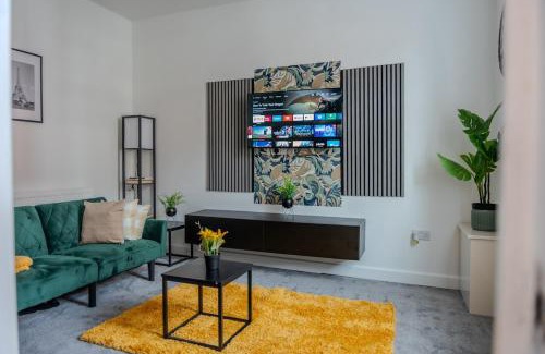 Ashton-under-Lyne Villa | Stylish 3-Bed 15min to Manchester City Centre