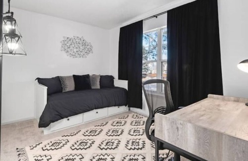 Littleton House | Stylish, 3 bed 2 bath townhome in Centennial! 24 minutes to Red Rocks!