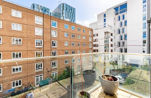 Kings Cross St. Pancras Apartment | Stylish 3-Bed Flat with Balconies in Kings Cross