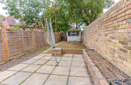Gillingham House | Stylish 3 Bed House - Sleeps 6, Pool Table, Near Station, Contractor Friendly