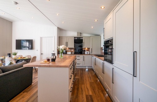 Totnes Cabin | Stylish 3-Bed Lodge with Golf & Spa Access