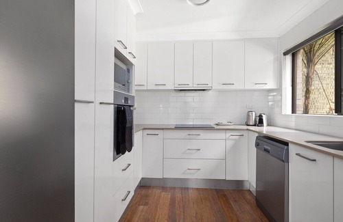 Newport Apartment | Stylish 3-Bed Newport Stay with Balcony