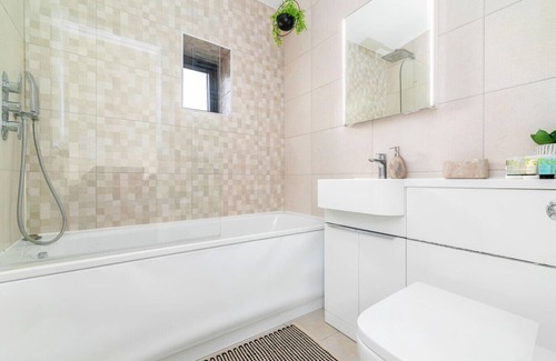 Haggerston Apartment | Stylish 3-Bed Shoreditch Flat over 3 Floors ample space and Family Friendly