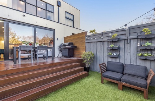 Thornbury House | Stylish 3-Bed Thornbury Stay with Outdoor Lounge